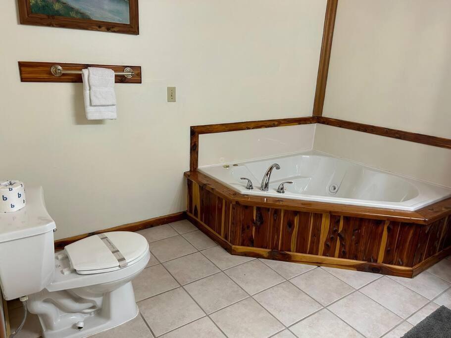 Optimum Cabin #12 With Hot Tub And Jacuzzi On Patoka Lake In Southern Indiana Seymour Bagian luar foto